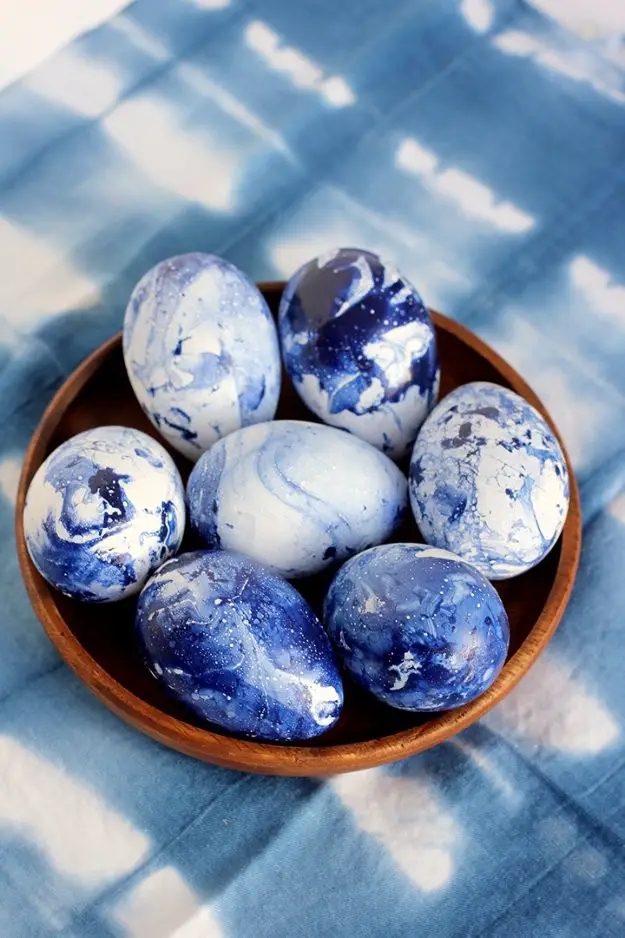 DIY Marbled Indigo Eggs