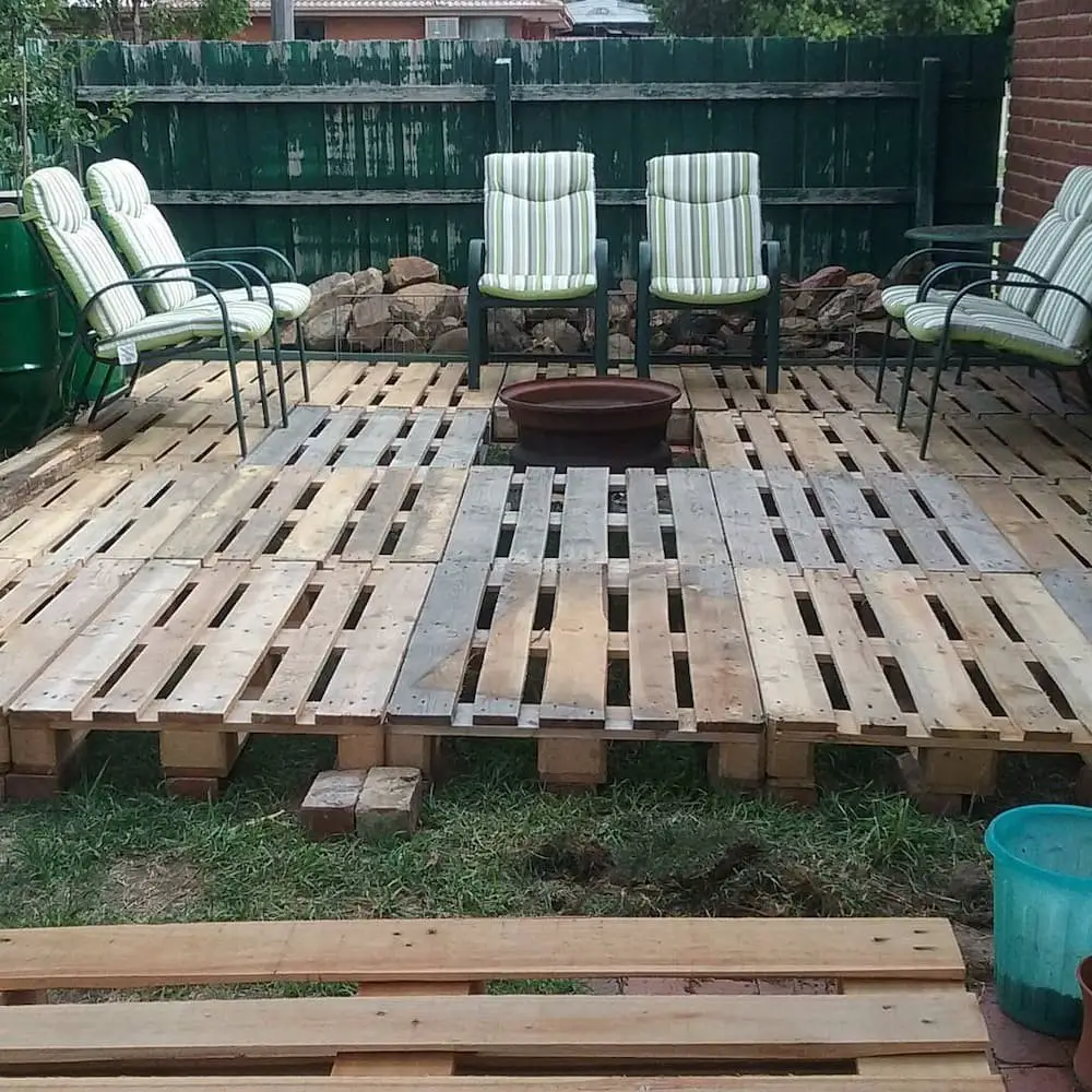 Floating pallet deck