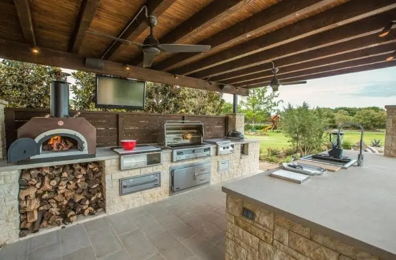 Outdoor kitchen ideas with pizza oven