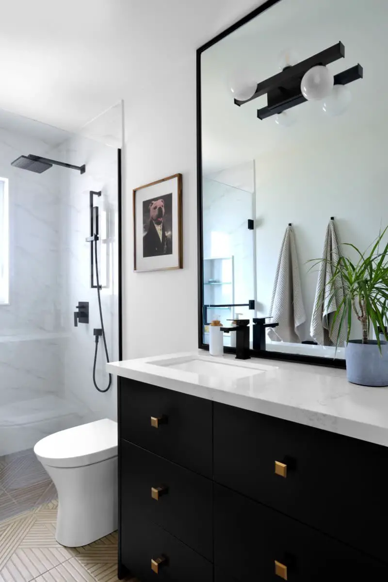 Black and white boho bathroom ideas.