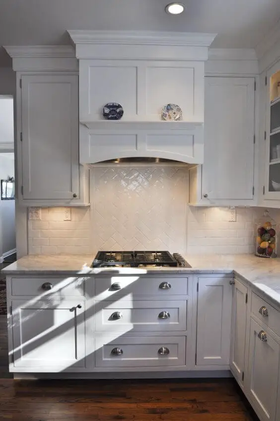 #4. Gas cooktop with under cabinet lighting, built-in hood