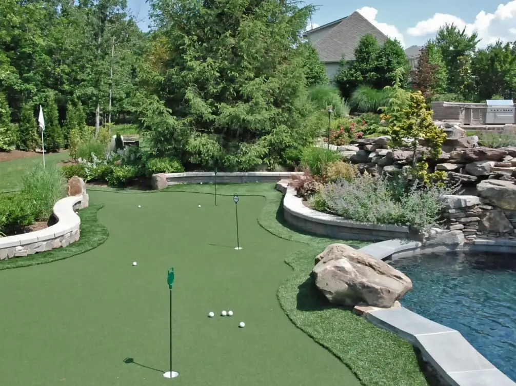 Indoor-Outdoor Putting Greens