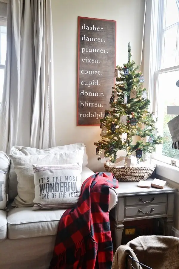 23- DIY Reindeer Sign