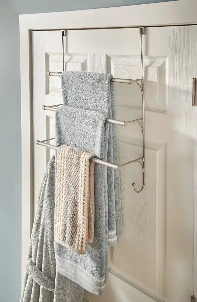 To make a towel rail, join towel bars together.