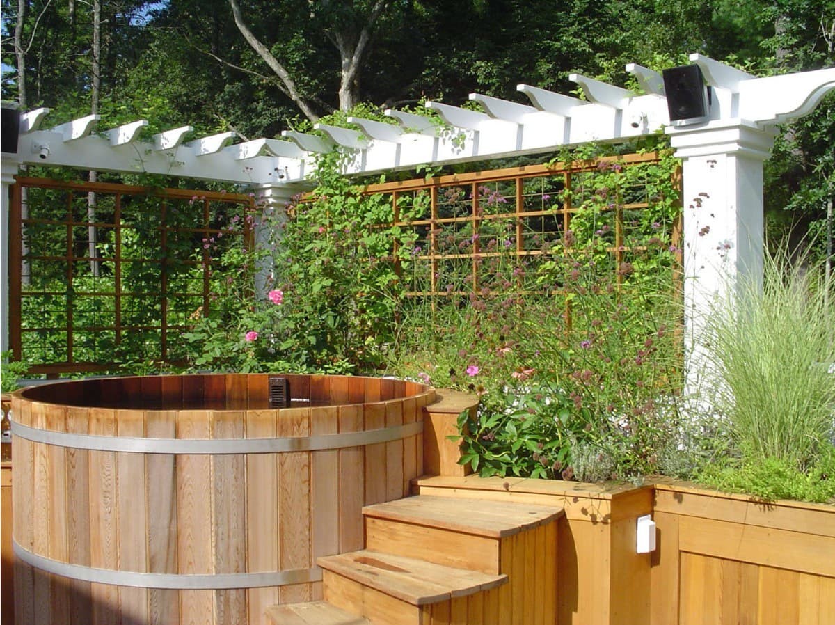 Contemporary Japanese hot tub on a deck