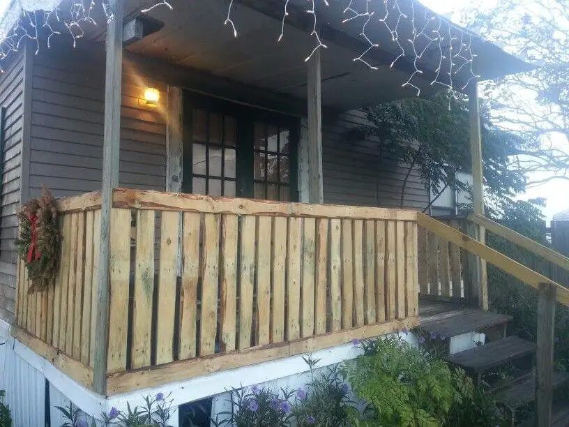 Pallet porch railing