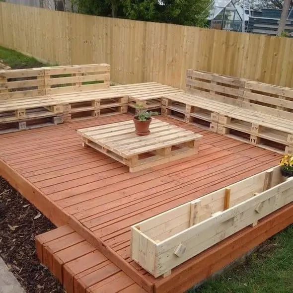 Floating pallet deck