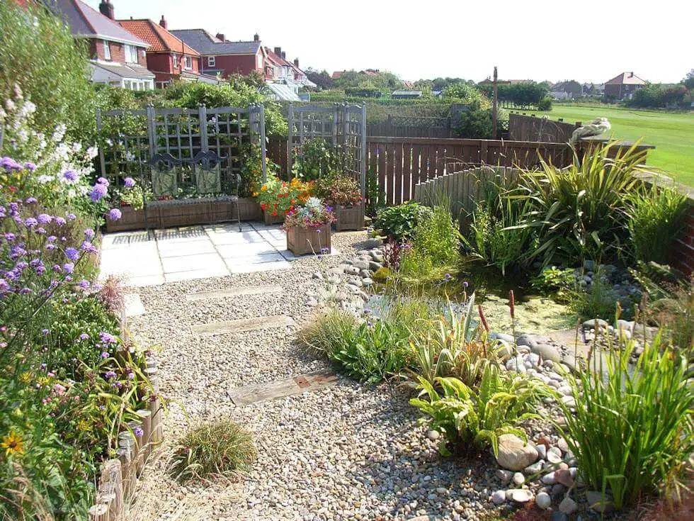 White Flower Garden With Pebble Design