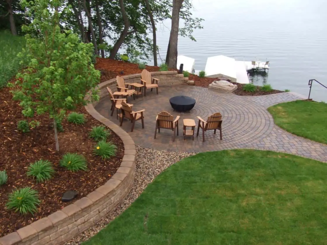 Lakeshore landscaping ideas in Minnesota