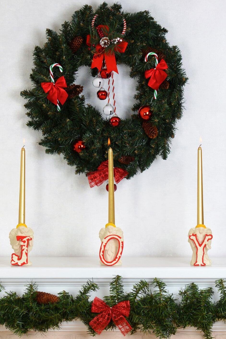 28- Wreath and candlesticks