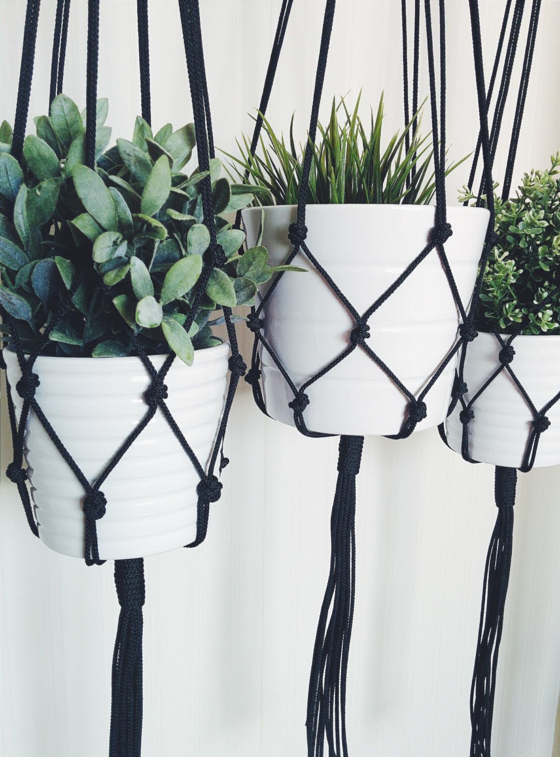 A macrame flowerpot to hang your plants