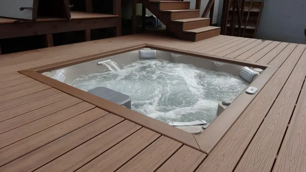 Contemporary jacuzzi deck