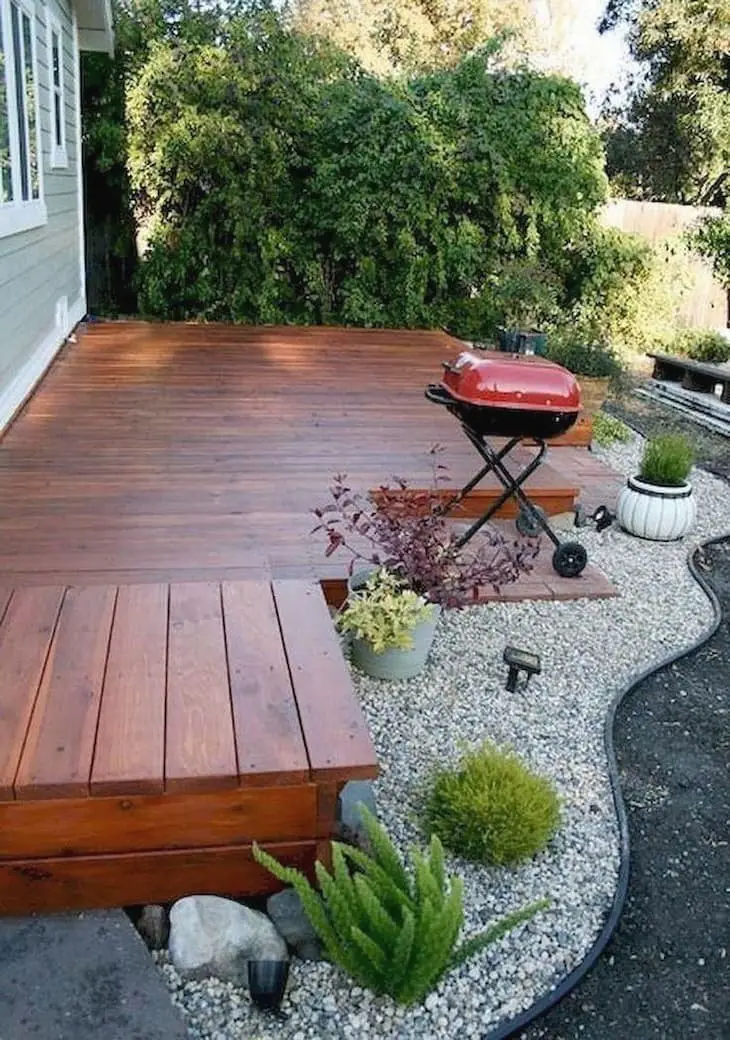 Floating deck on uneven ground