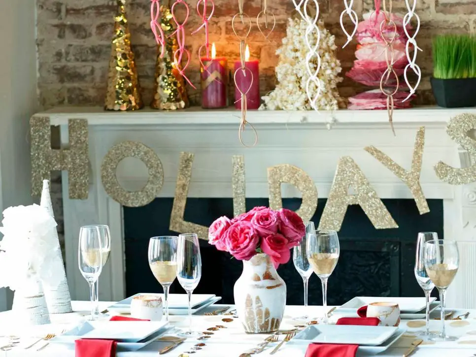 White Christmas décor for the dinner table: