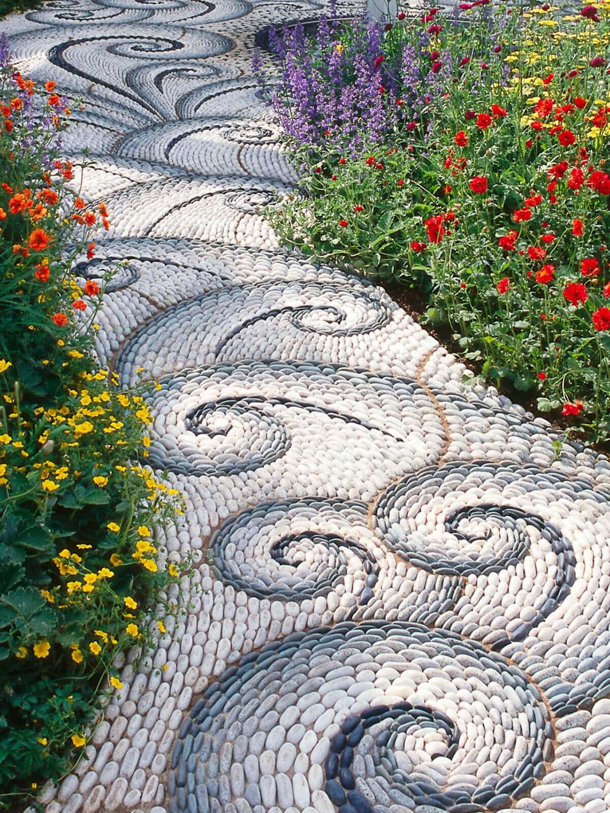 How do you make a curved garden path?