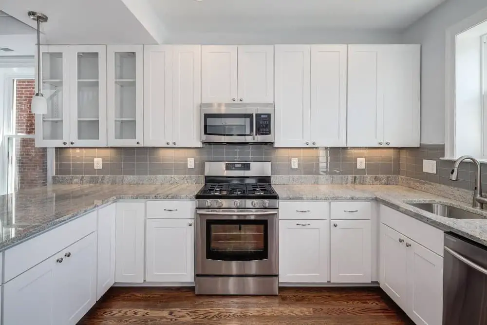 Glass backsplash ideas for white cabinets and granite countertops.